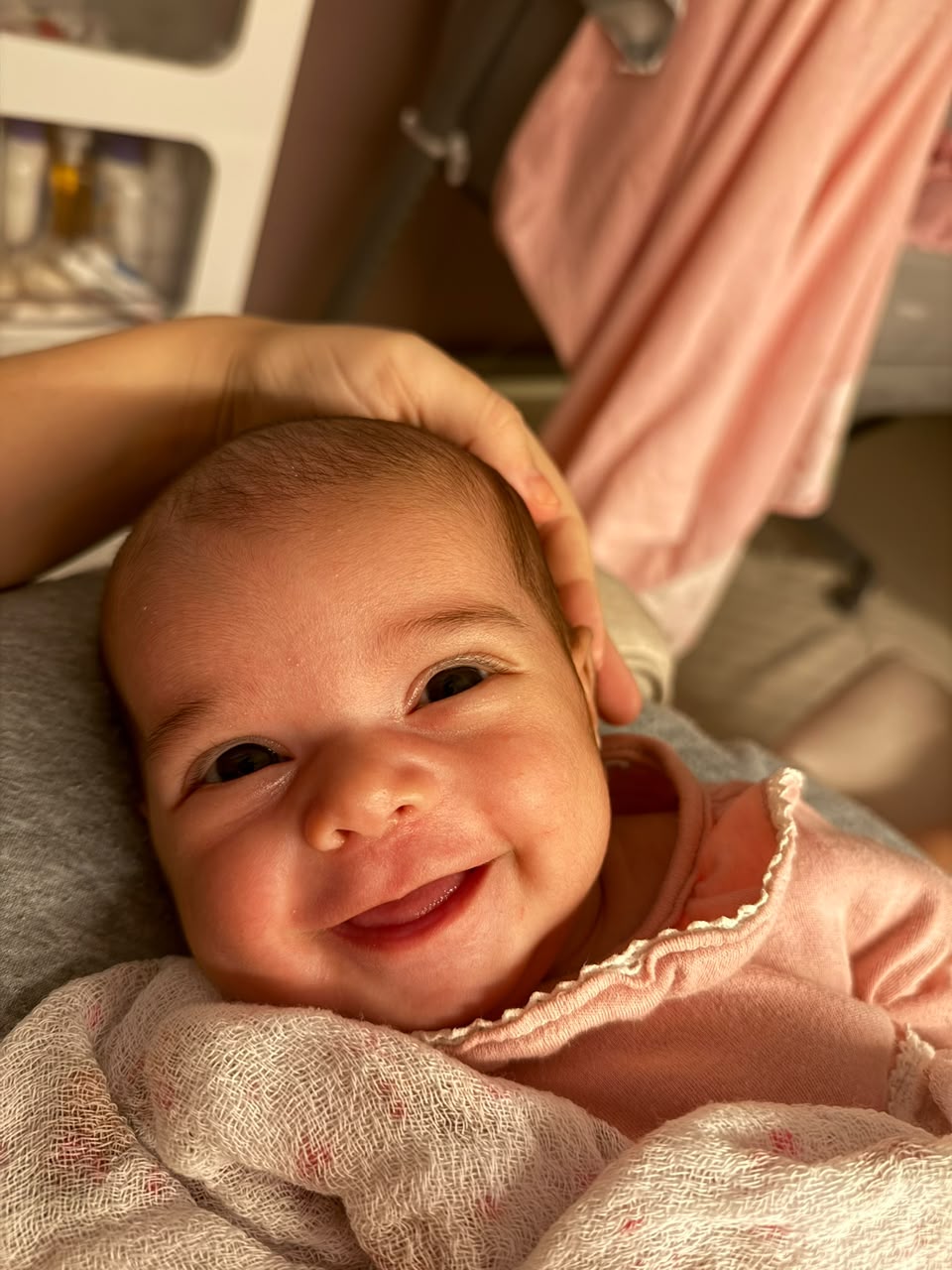 Maria Luiza sorrindo no colo