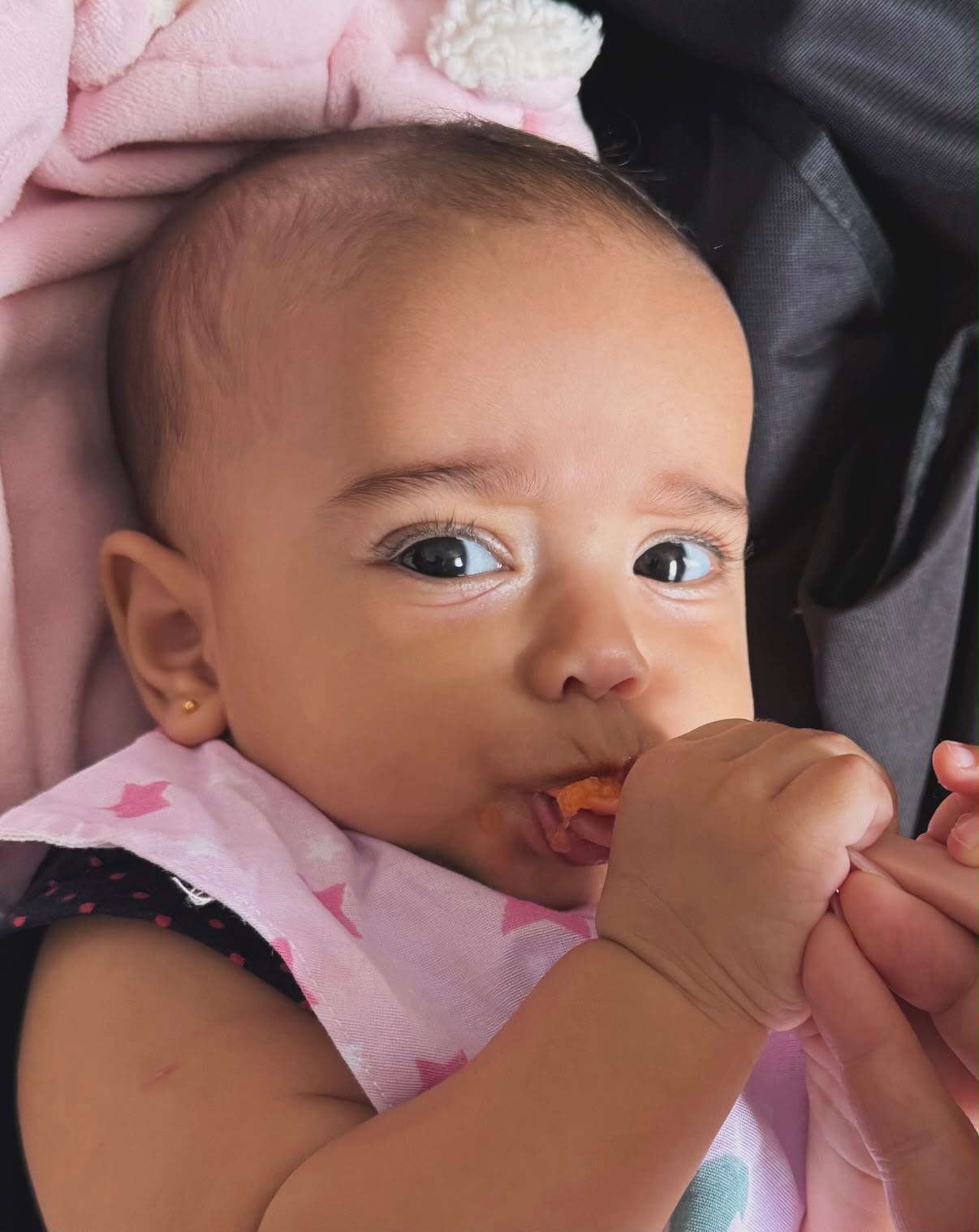 Maria Luiza experimentando sua primeira papinha